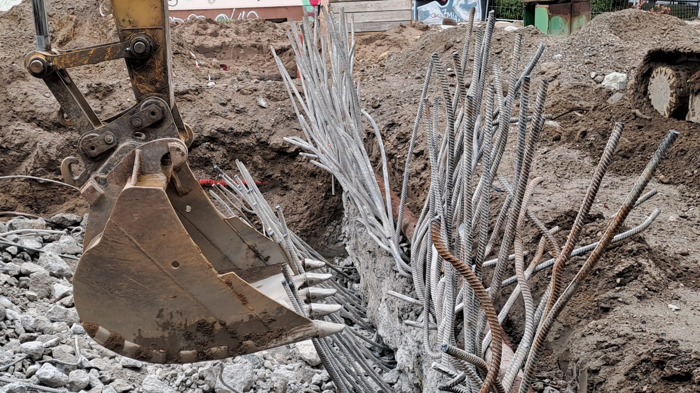 Kontynuacja prac rozbiórkowych wiaduktu północnego, zabezpieczania wykopów; Przygotowywanie platform roboczych; Budowa ekranów akustycznych; Przebudowa instalacji wod-kan.