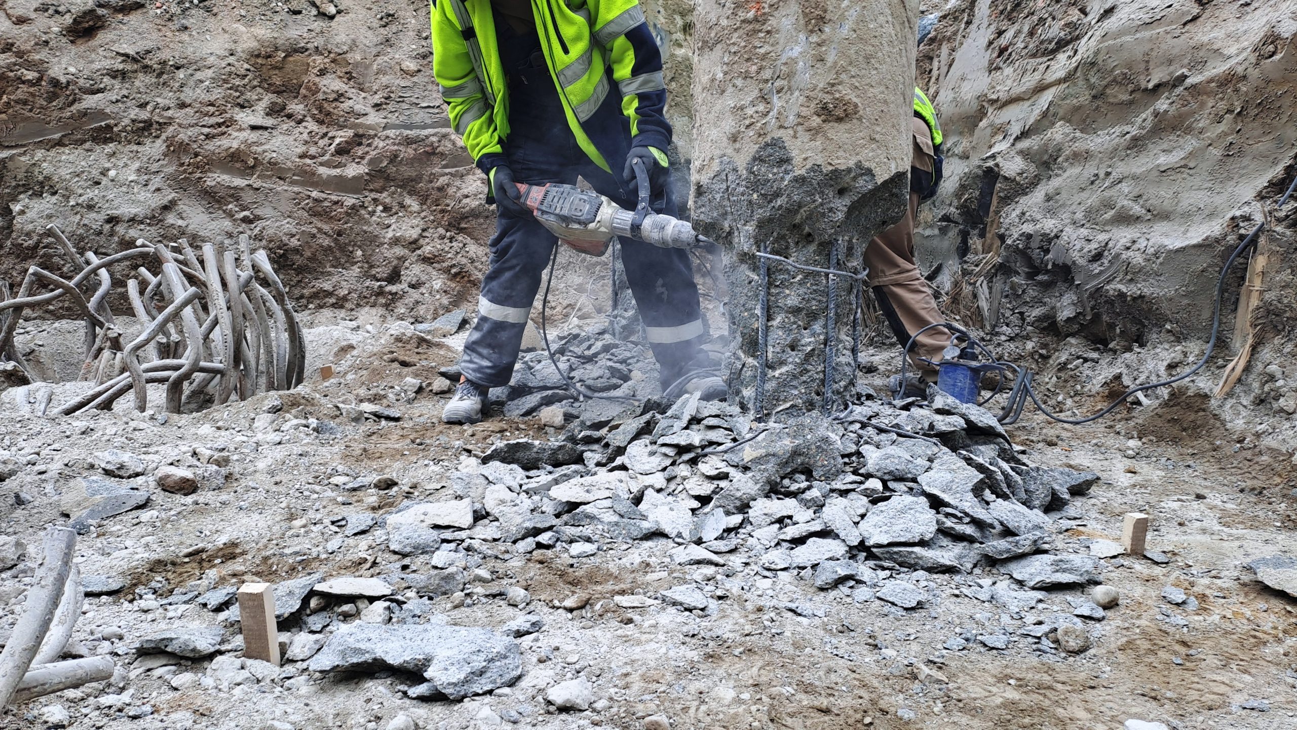 Wykonanie pali CFA; Demontaż platform roboczych; Wykonanie wykopów fundamentowych podpór wraz z betonami podkładowymi i głowicami pali; Budowa ekranów akustycznych; Przebudowa instalacji wod-kan., energetyki, oświetlenia ulicznego, teletechniki i sieci gazowej.