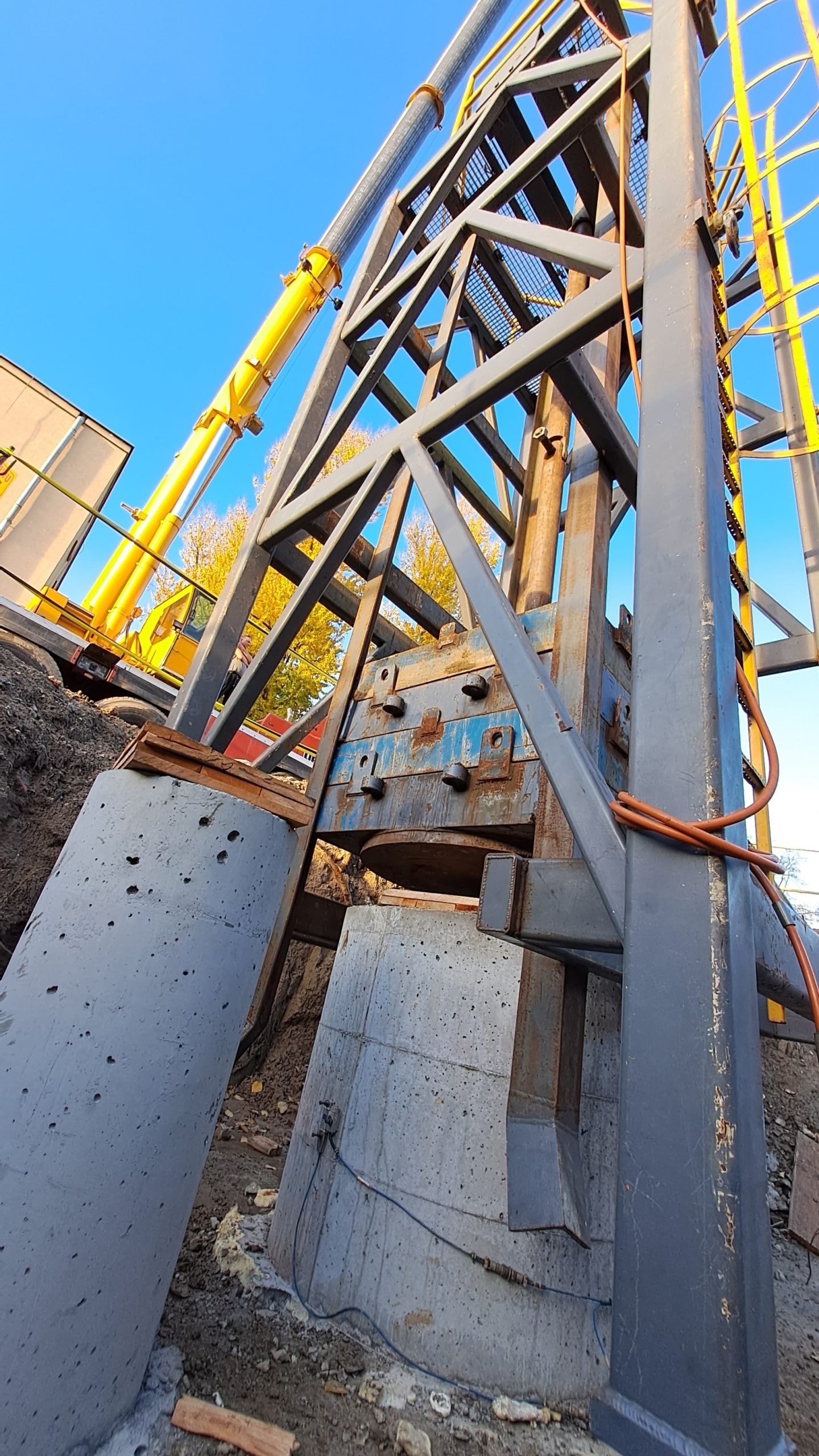 Demontaż platform roboczych; Wykonanie wykopów fundamentowych podpór wraz z betonami podkładowymi i głowicami pali; Prace zbrojarskie i ciesielskie na podporach wiaduktu; Budowa ekranów akustycznych; Przebudowa instalacji wod-kan., energetyki, teletechniki.