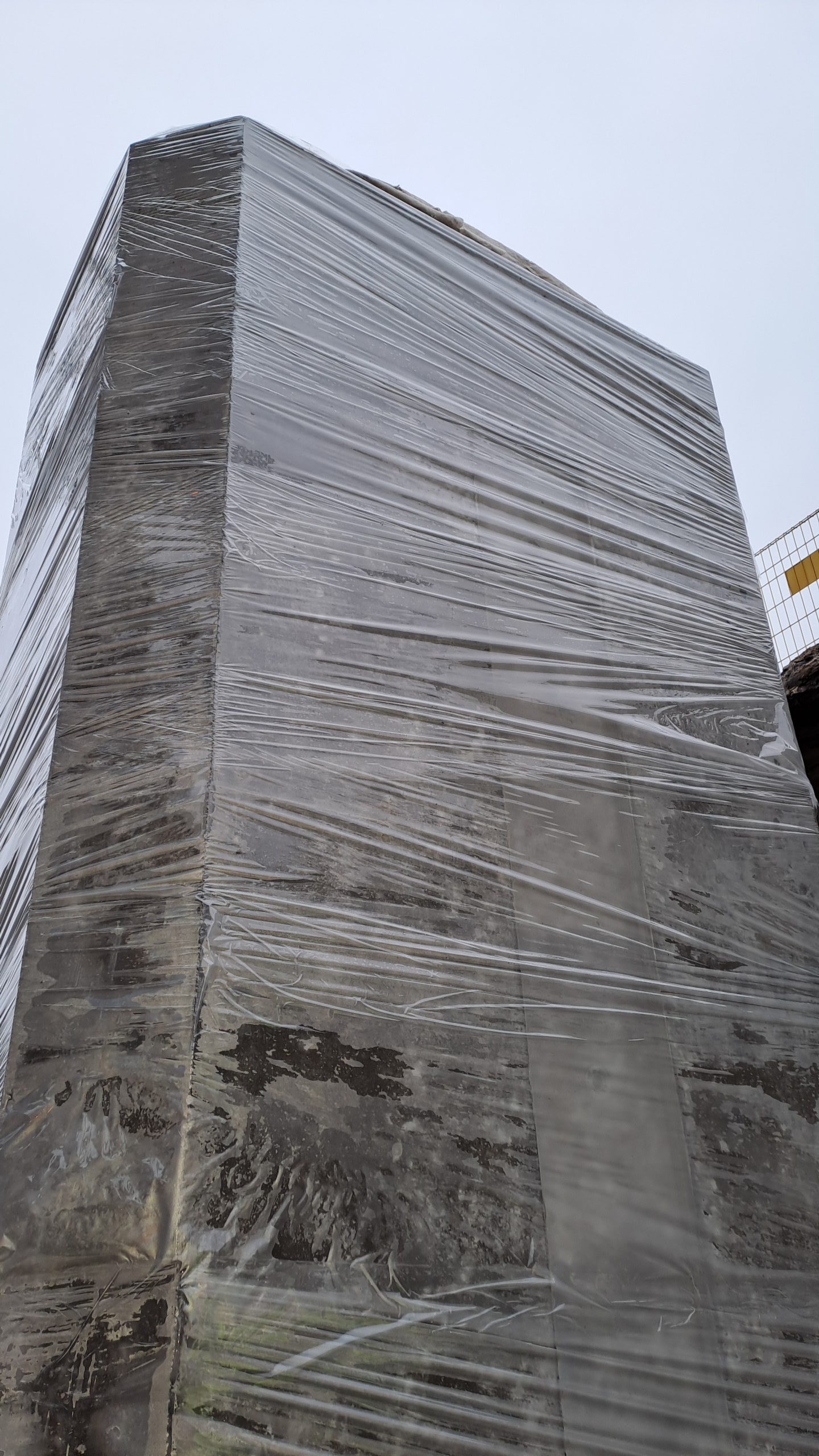 Wykonanie wykopów fundamentowych podpór wraz z betonami podkładowymi i głowicami pali; Prace zbrojarskie i ciesielskie oraz betonowanie podpór wiaduktu; Próbne obciążenia pali fundamnetowych; Wykonanie izolacji cienkiej elementów żelbetowych; Budowa ekranów akustycznych; Przebudowa instalacji wod-kan., energetyki, teletechniki.