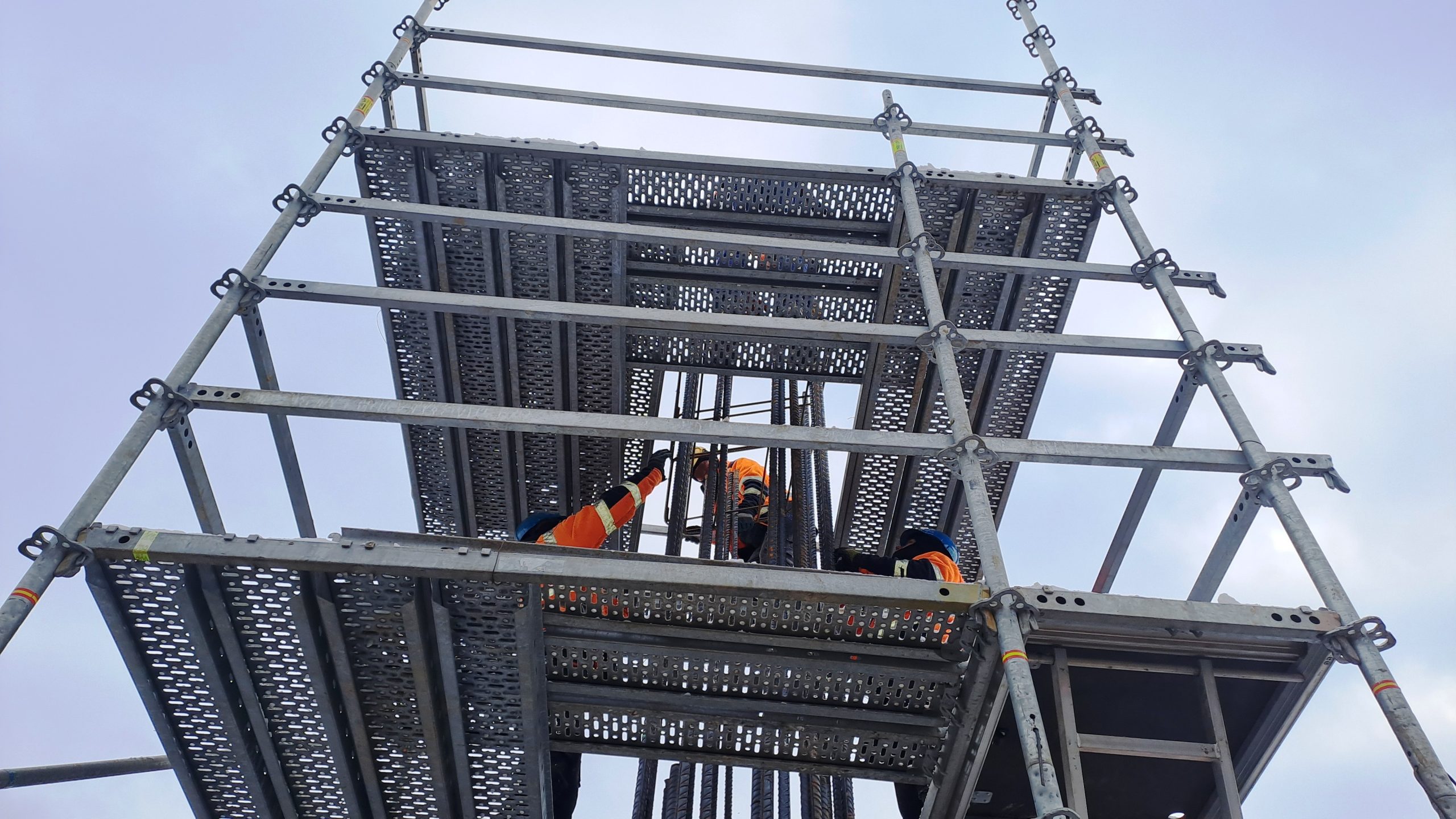 Prace zbrojarskie i ciesielskie oraz betonowanie podpór wiaduktu; Próbne obciążenia pali fundamnetowych; Wykonanie izolacji cienkiej elementów żelbetowych; Zasypki inżynierskie fundamnetów; Budowa ekranów akustycznych; Przebudowa instalacji wod-kan., energetyki, teletechniki.