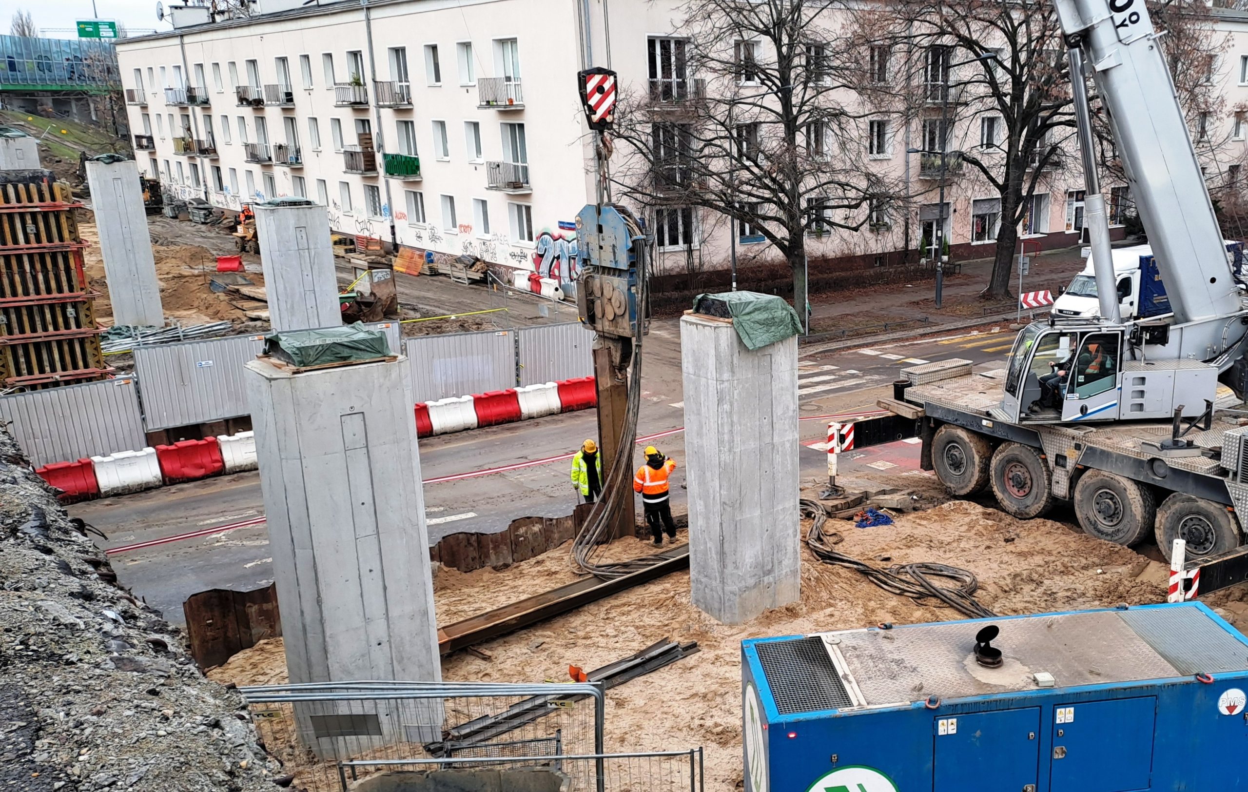 Prace zbrojarskie i ciesielskie przy fundamentach, ciosach i ustroju nośnym wiaduktu; Demontaż zabezpieczania wykopów; Zasypki inżynierskie fundamentów; Platforma pod ustrój nośny; Budowa ekranów akustycznych.
