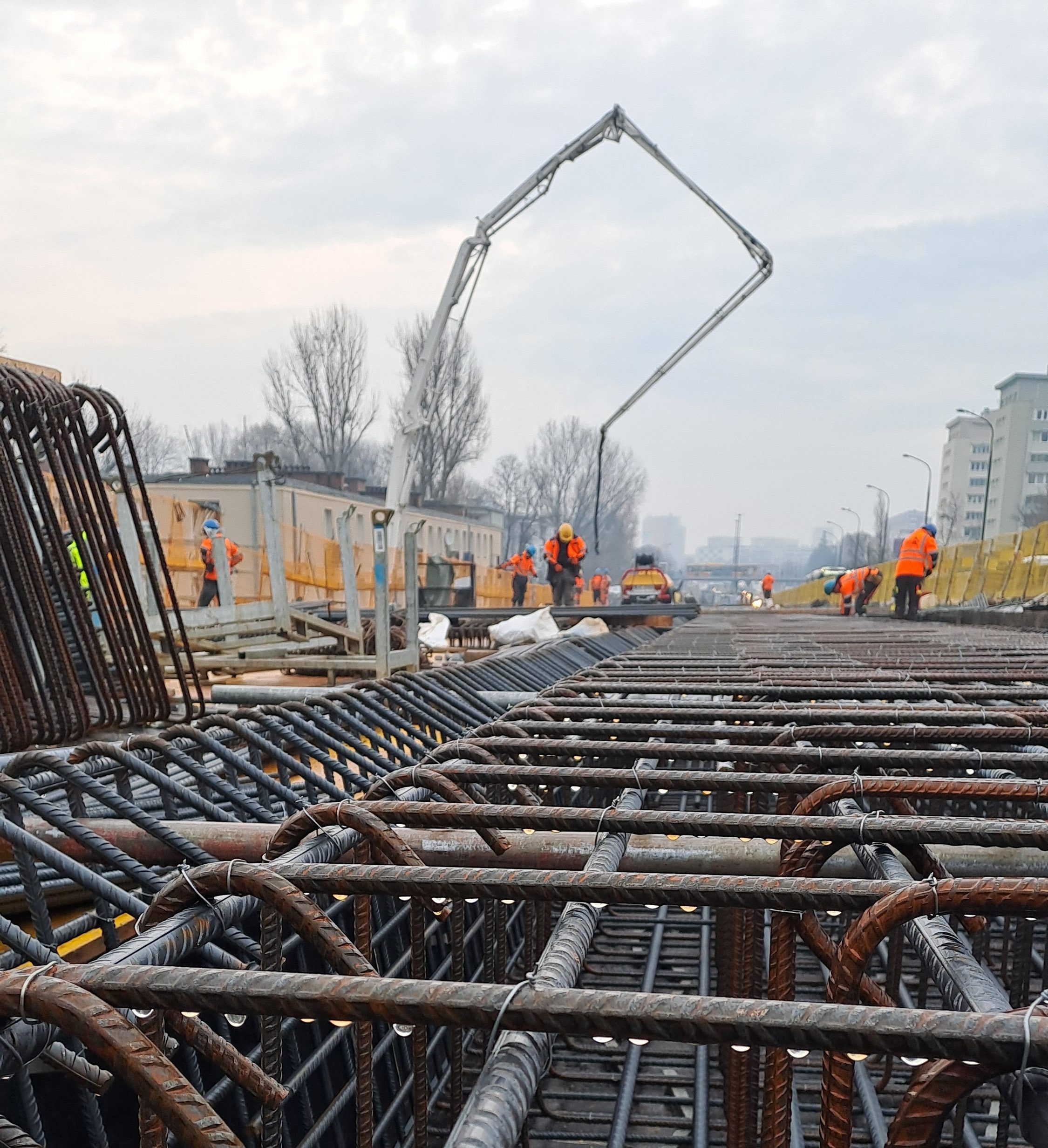 Prace zbrojarskie, ciesielskie oraz betonowanie kolejnego odcinka ustroju nośnego wiaduktu; Budowa ekranów akustycznych; Przebudowa instalacji wod-kan.