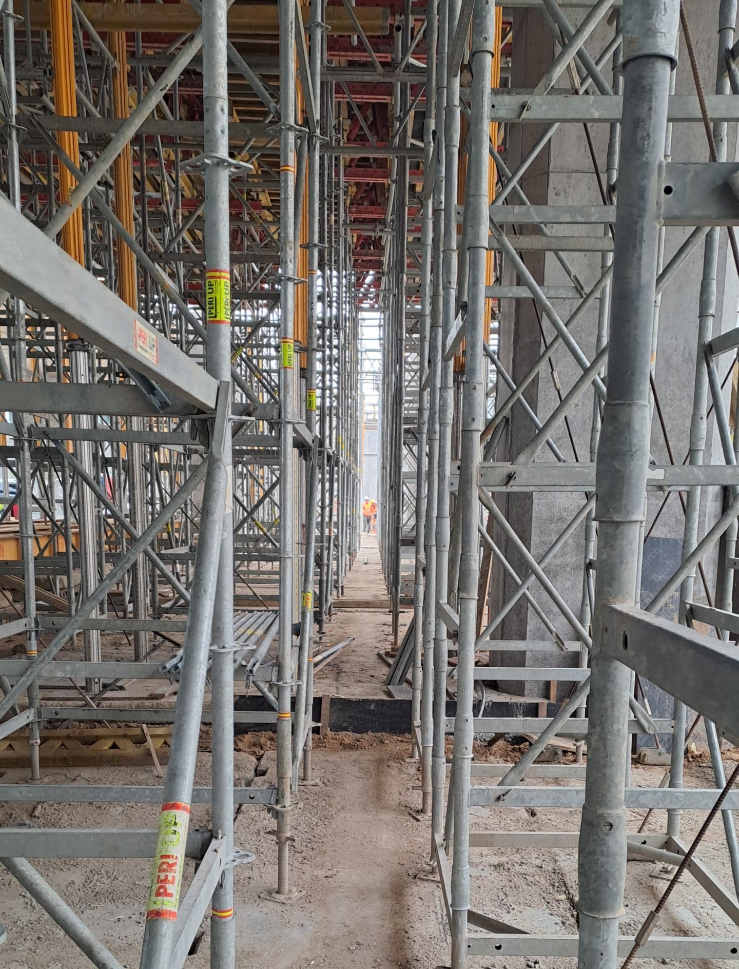 Prace zbrojarskie, ciesielskie na ustroju nośnym i zabudowach chodnikowych; Betonowanie kolejnego odcinka ustroju nośnego wiaduktu; Izolacja płyty wiaduktu; Zasypka inżynierska przyczółków; Budowa ekranów akustycznych; Przebudowa sieci oświetlenia ulicznego i infrastruktury telekomunikacyjnej.