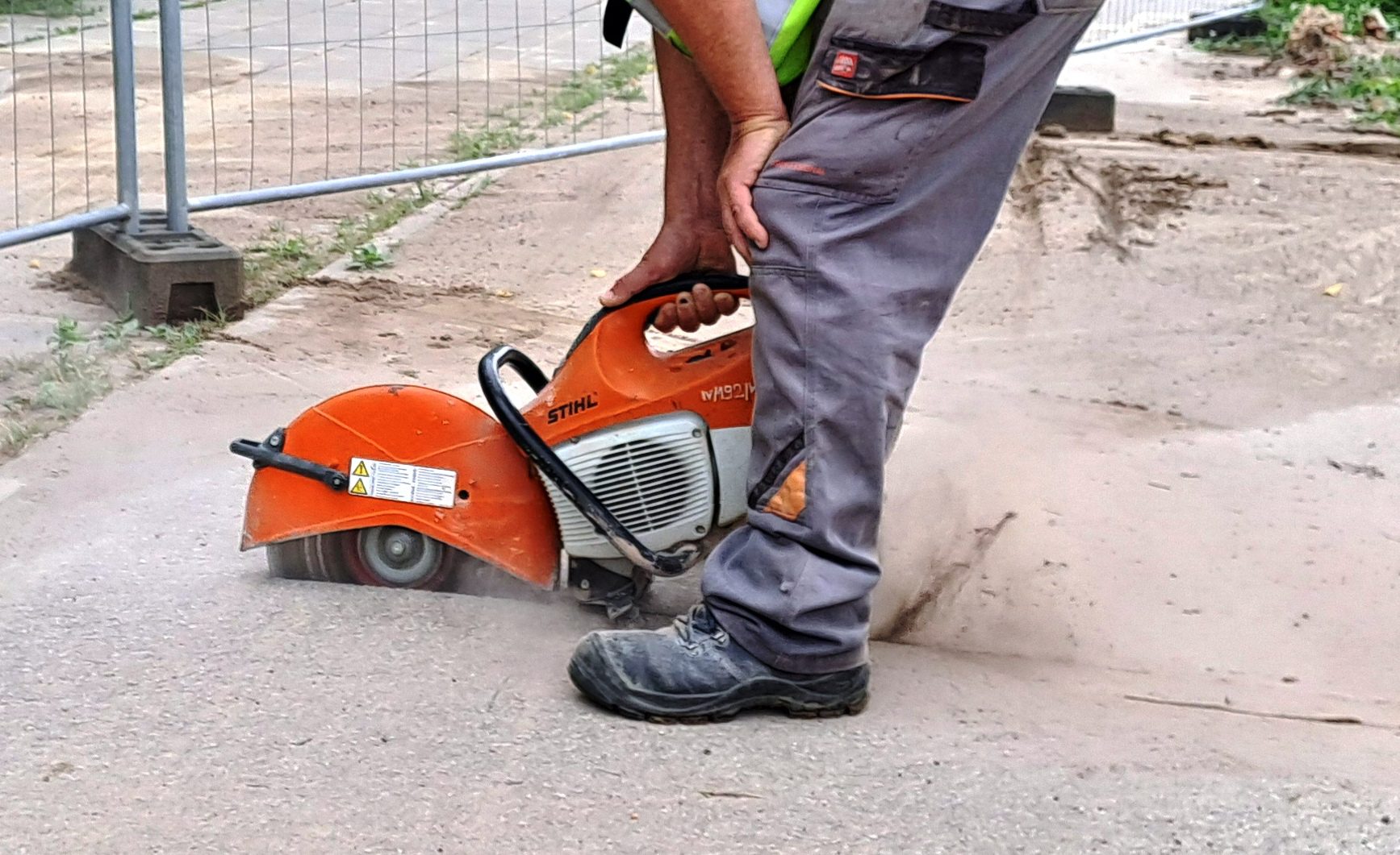 Nawierzchnio-izolacje z żywic; Montaż dylatacji palczastych; Prace zbrojarskie i ciesielskie w zakresie schodów; Izolacja i beton ochronny na płytach przejściowych; Wykop pod konstrukcje z gabionów; Kontynuacja budowy sieci oświetlenia drogowego.