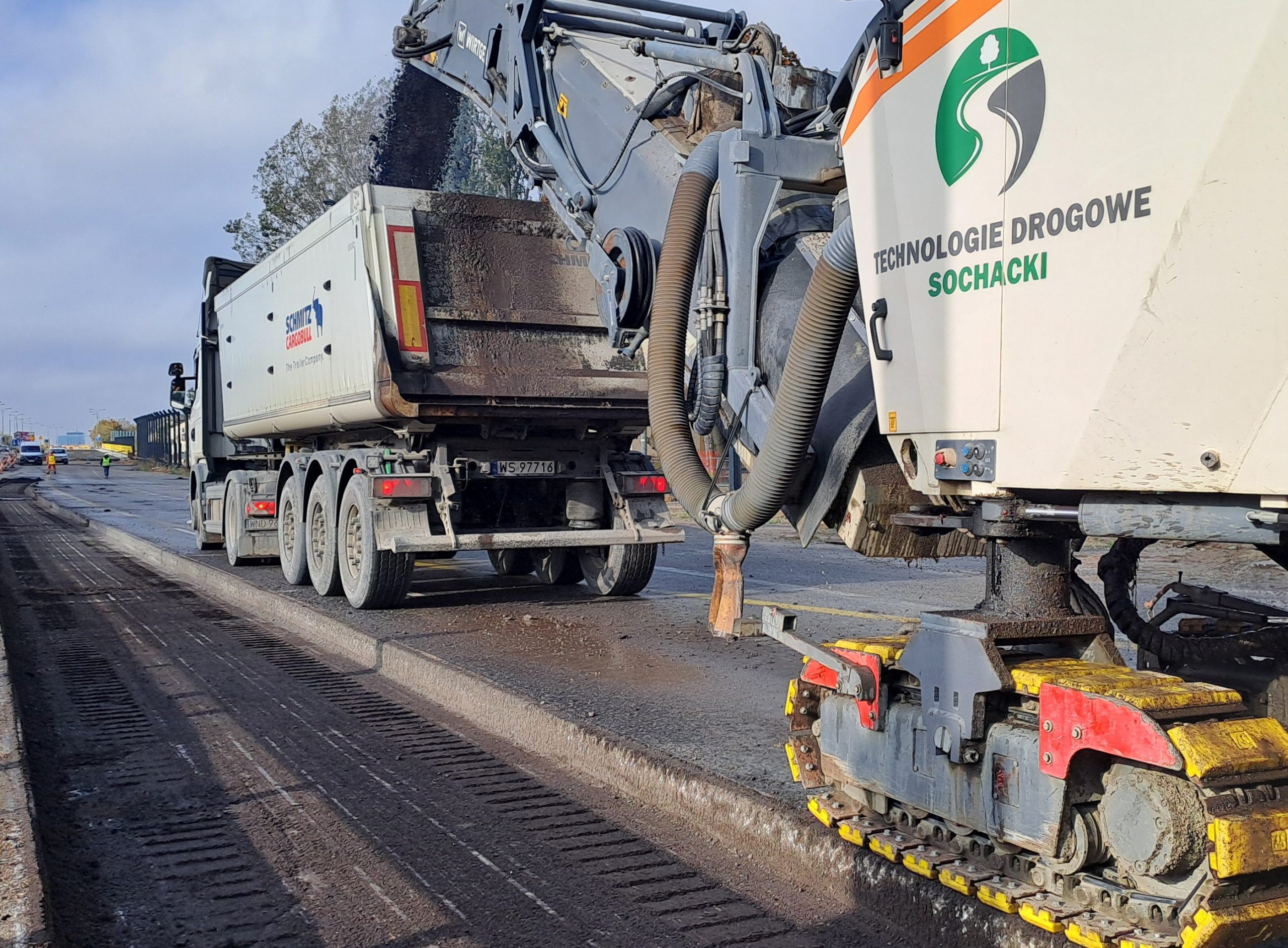 Wdrożenia COR po aktualizacji; Budowa chodnika i ścieżki rowerowej przy P13; Rozbiórka nawierzchni asfaltowej jezdni północnej; Kontynuacja budowy infrastruktury telekomunikacyjnej; Montaż schodów naskarpowych; Beton podkładowy, krawężniki, deski gzymsowe i zbrojenie kap chodnikowych przy P1 i P13;