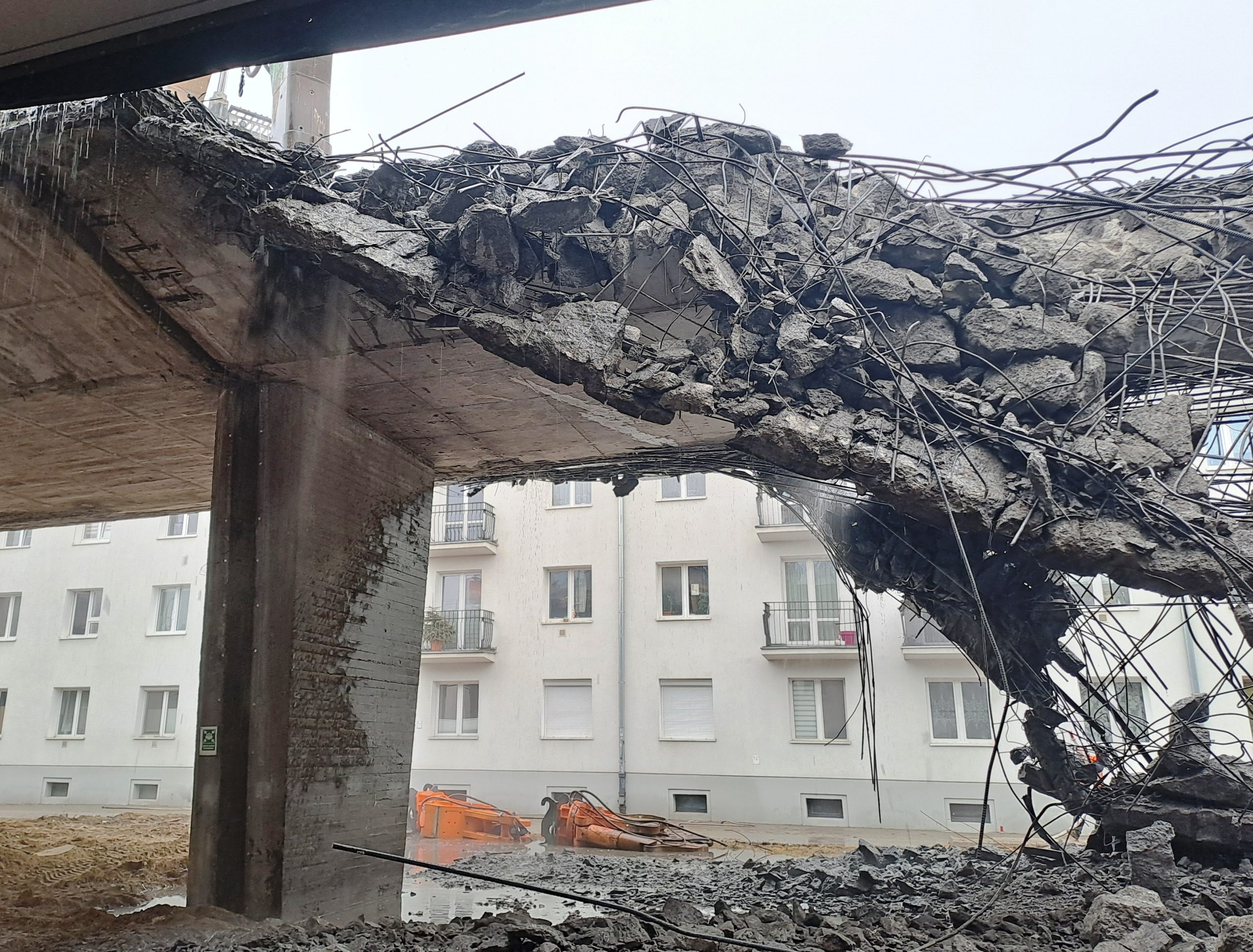 Utrzymanie wprowadzonych COR; Rozbiórka konstrukcji nawierzchni, wykonanie wykopu, warstwy ulepszonego podłoża, warstwy mrozoochronnej jezdni północnej; Roboty brukarskie; Roboty zabezpieczające w obszarze oddziaływania prac rozbiórkowych; Demontaż nawierzchni i wyposażenia; Prace rozbiórkowe wiaduktu nitki południowej; Budowa ekranów akustycznych - głowice pali.